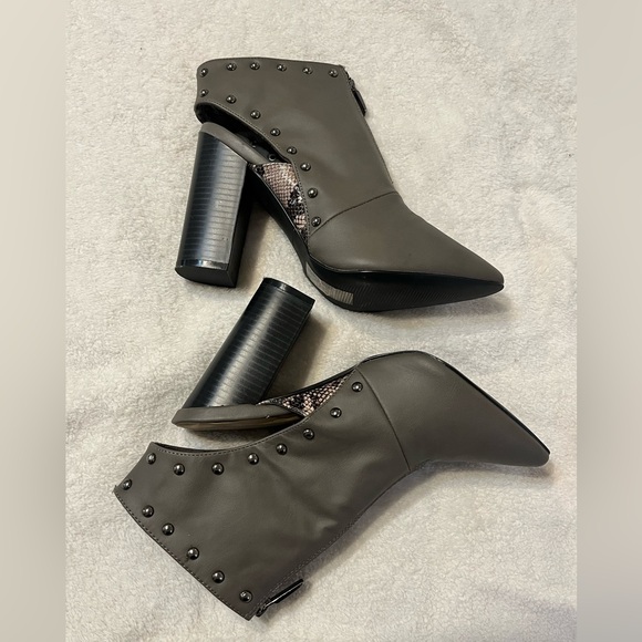 Mark Gray Studded Sling Booties Women’s Size 8 Retro Peek Of Snakeskin Edgy - Picture 3 of 14